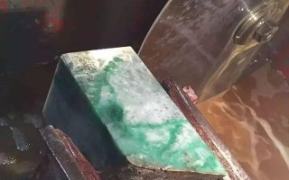 缅甸的翡翠原石价格？缅甸赌石开口就要价20万，砍到10万迫不及待一刀切开