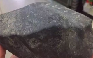 缅甸黑皮翡翠原石：黑皮老壳翡翠原石，一刀切出三件精美挂件