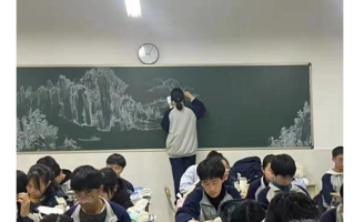 黑板报女孩是什么梗