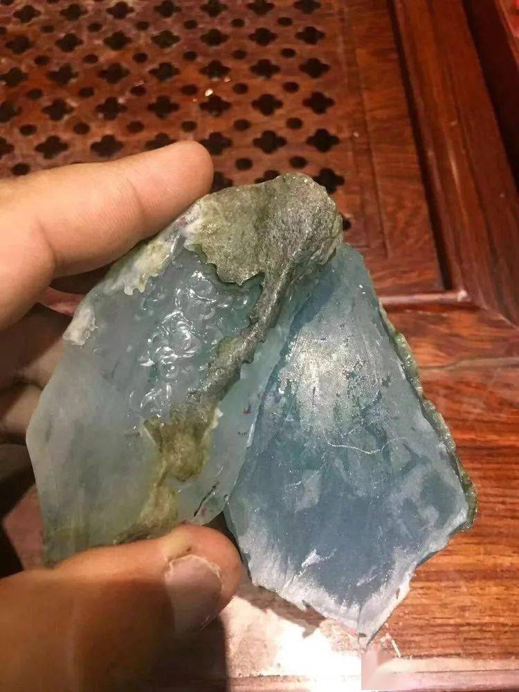 缅甸的翡翠原石价格？5万从缅商手里买的翡翠原石，切开后是要发财的节奏？-第4张图片-阔酒网