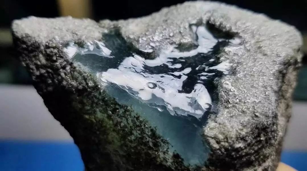 缅甸的翡翠原石价格？废矿堆里捡1.5吨翡翠，直接卖了600万！ -第6张图片-阔酒网