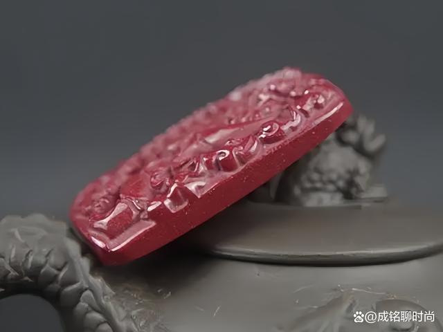 朱砂的功效与作用佩戴禁忌?晶体朱砂真假难辨?-第5张图片-阔酒网 朱砂的功效与作用佩戴禁忌?晶体朱砂真假难辨?-第5张图片-阔酒网