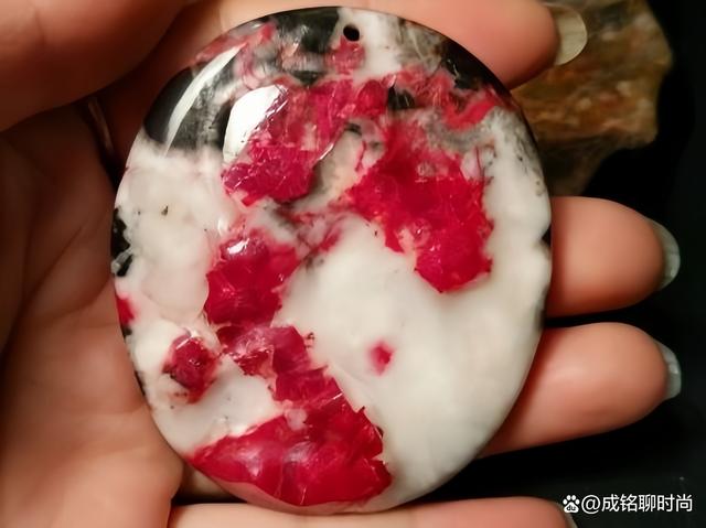 朱砂的功效与作用佩戴禁忌?晶体朱砂真假难辨?-第2张图片-阔酒网 朱砂的功效与作用佩戴禁忌?晶体朱砂真假难辨?-第2张图片-阔酒网