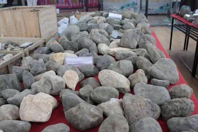 缅甸的翡翠原石价格？5万从缅商手里买的翡翠原石，切开后是要发财的节奏？-第1张图片-阔酒网