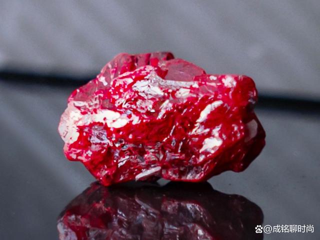 朱砂的功效与作用佩戴禁忌?晶体朱砂真假难辨?-第1张图片-阔酒网 朱砂的功效与作用佩戴禁忌?晶体朱砂真假难辨?-第1张图片-阔酒网